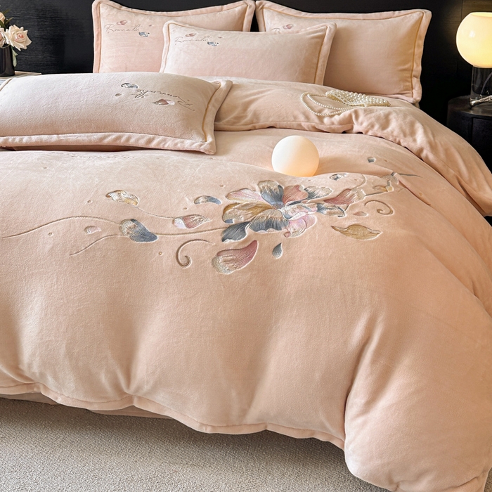 91家纺网 家纺一手货源 找家纺 诺梵家纺 2025新款8斤牛奶绒刺绣绣花四件套 寻春-肉粉