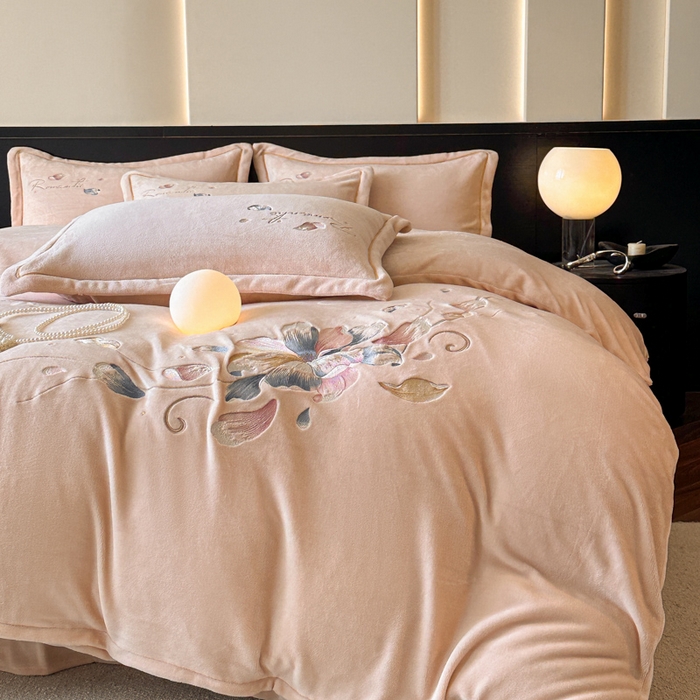 91家纺网 家纺一手货源 找家纺 诺梵家纺 2025新款8斤牛奶绒刺绣绣花四件套 寻春-肉粉