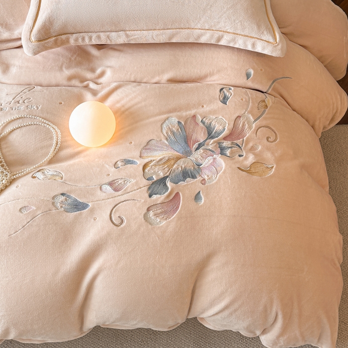 91家纺网 家纺一手货源 找家纺 诺梵家纺 2025新款8斤牛奶绒刺绣绣花四件套 寻春-肉粉