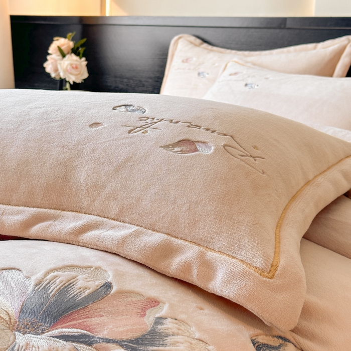 91家纺网 家纺一手货源 找家纺 诺梵家纺 2025新款8斤牛奶绒刺绣绣花四件套 寻春-肉粉