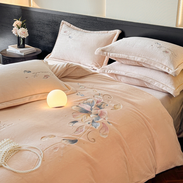 91家纺网 家纺一手货源 找家纺 诺梵家纺 2025新款8斤牛奶绒刺绣绣花四件套 寻春-肉粉