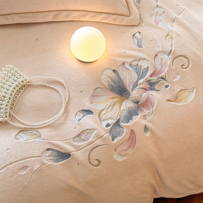 91家纺网 家纺一手货源 找家纺 诺梵家纺 2025新款8斤牛奶绒刺绣绣花四件套 寻春-肉粉