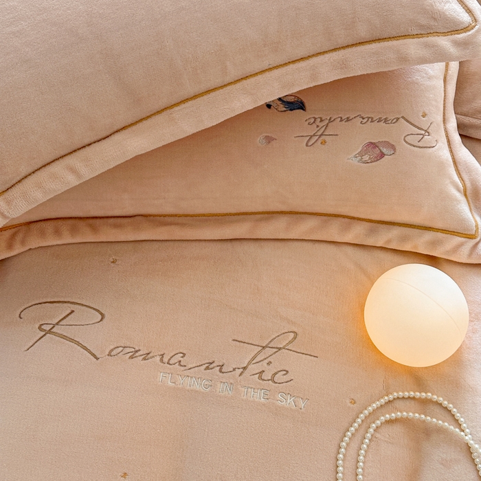 91家纺网 家纺一手货源 找家纺 诺梵家纺 2025新款8斤牛奶绒刺绣绣花四件套 寻春-肉粉