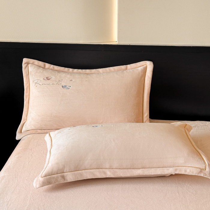 91家纺网 家纺一手货源 找家纺 诺梵家纺 2025新款8斤牛奶绒刺绣绣花四件套 寻春-肉粉