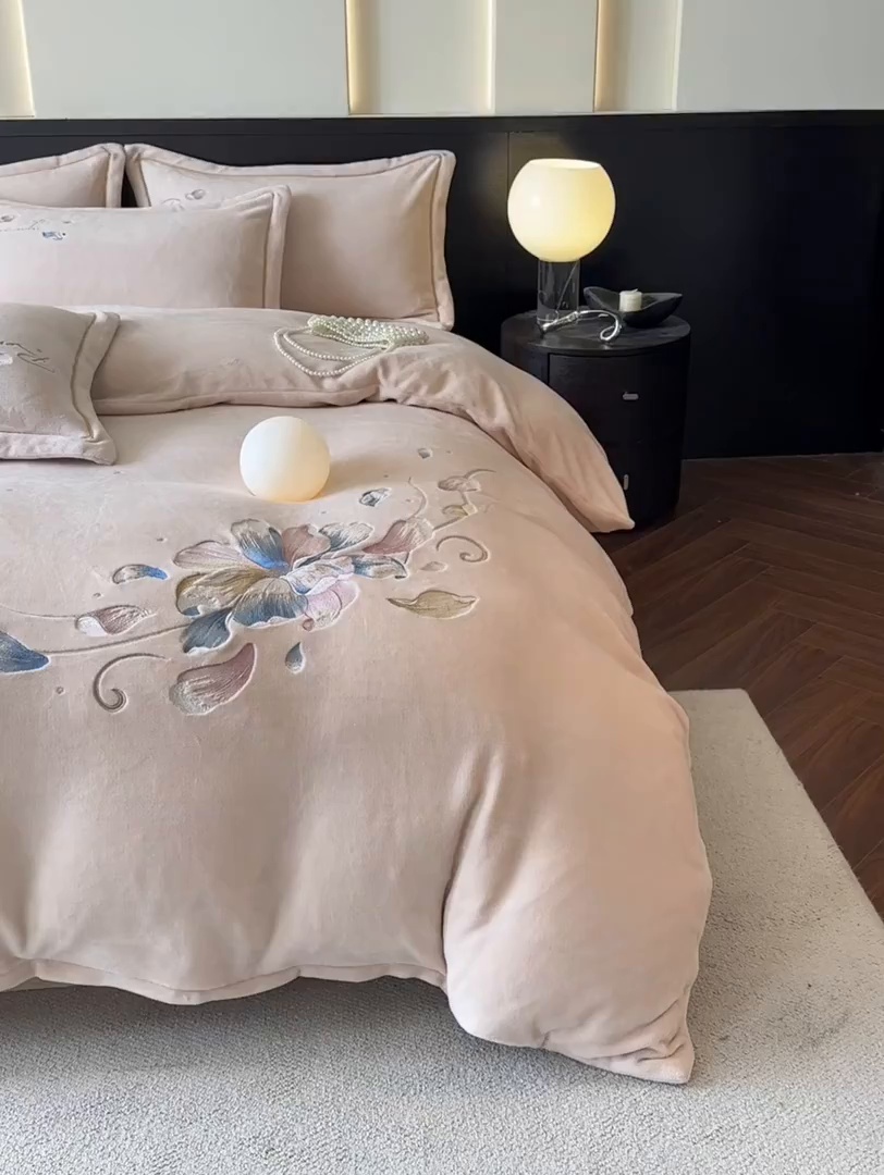 91家纺网 家纺一手货源 找家纺 诺梵家纺 2025新款8斤牛奶绒刺绣绣花四件套 寻春-肉粉