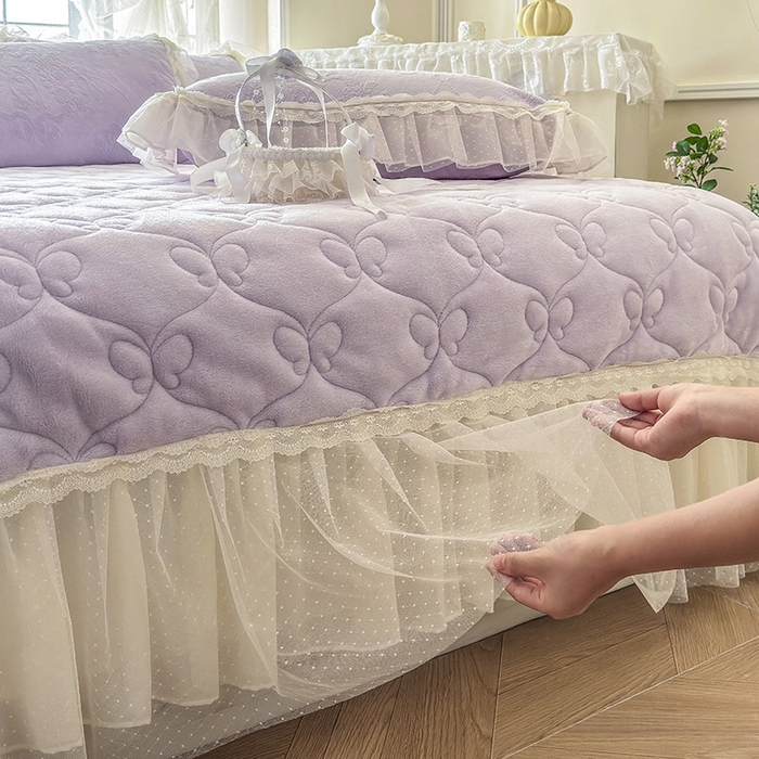 91家纺网 家纺一手货源 找家纺 （总）虹星家纺 2025新款法式雕花牛奶绒花边单床盖-星光碟影