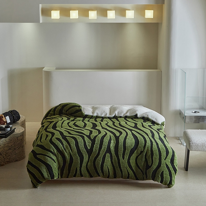 91家纺网 家纺一手货源 找家纺 温宁家纺 2025新款斑马被套毯毛毯盖毯 三件套-斑马纹军绿