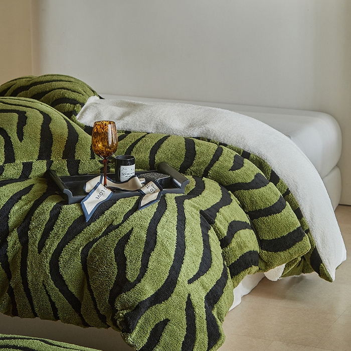 91家纺网 家纺一手货源 找家纺 温宁家纺 2025新款斑马被套毯毛毯盖毯 三件套-斑马纹军绿