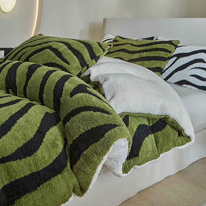 91家纺网 家纺一手货源 找家纺 温宁家纺 2025新款斑马被套毯毛毯盖毯 三件套-斑马纹军绿
