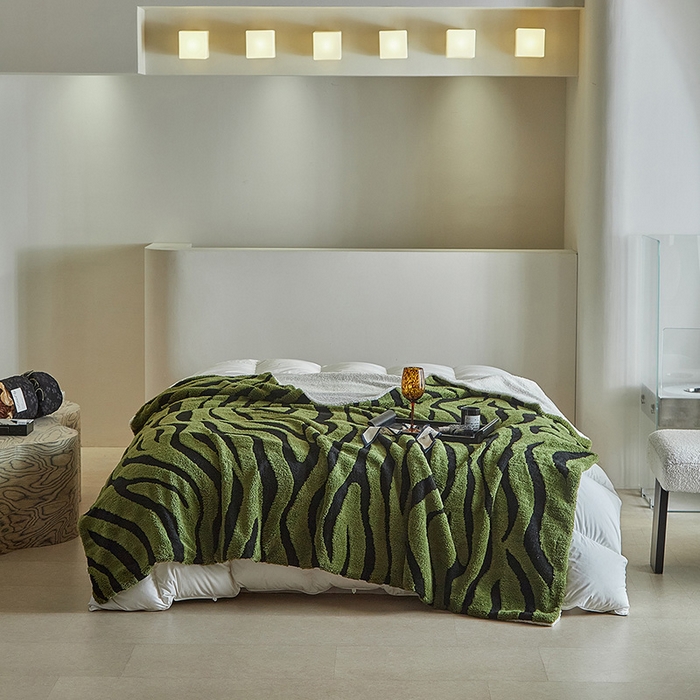 91家纺网 家纺一手货源 找家纺 温宁家纺 2025新款斑马被套毯毛毯盖毯 三件套-斑马纹军绿
