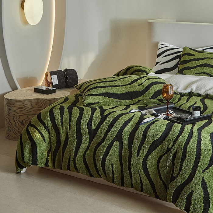 91家纺网 家纺一手货源 找家纺 温宁家纺 2025新款斑马被套毯毛毯盖毯 三件套-斑马纹军绿