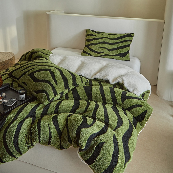 91家纺网 家纺一手货源 找家纺 温宁家纺 2025新款斑马被套毯毛毯盖毯 三件套-斑马纹军绿
