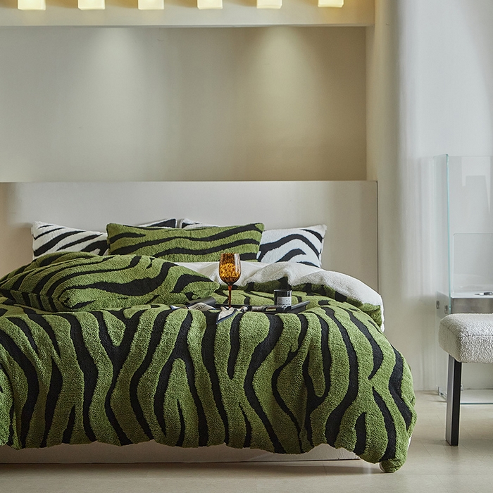91家纺网 家纺一手货源 找家纺 温宁家纺 2025新款斑马被套毯毛毯盖毯 三件套-斑马纹军绿
