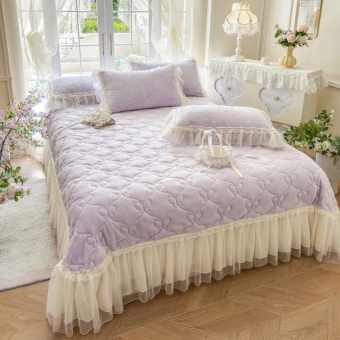 91家纺网 家纺一手货源 找家纺 （总）虹星家纺 2025新款法式雕花牛奶绒花边单床盖-星光碟影