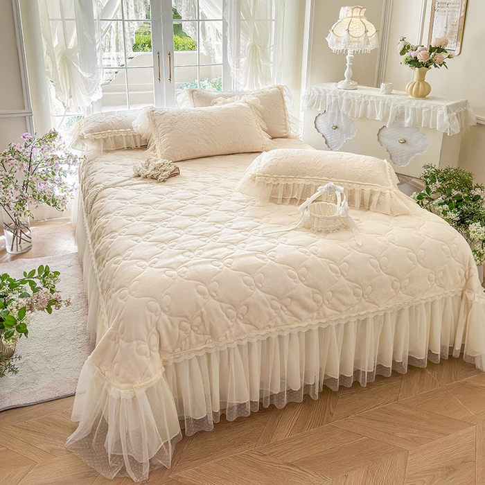 91家纺网 家纺一手货源 找家纺 （总）虹星家纺 2025新款法式雕花牛奶绒花边单床盖-星光碟影