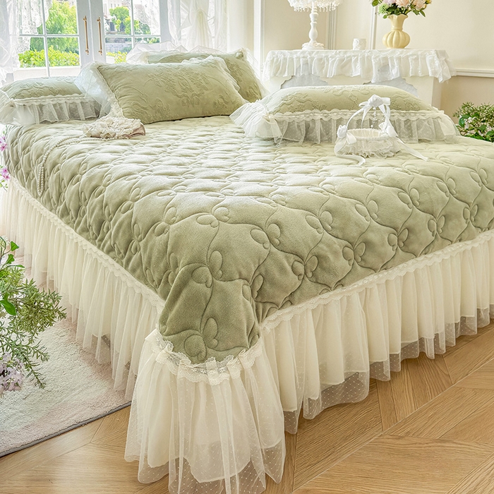 91家纺网 家纺一手货源 找家纺 （总）虹星家纺 2025新款法式雕花牛奶绒花边单床盖-星光碟影