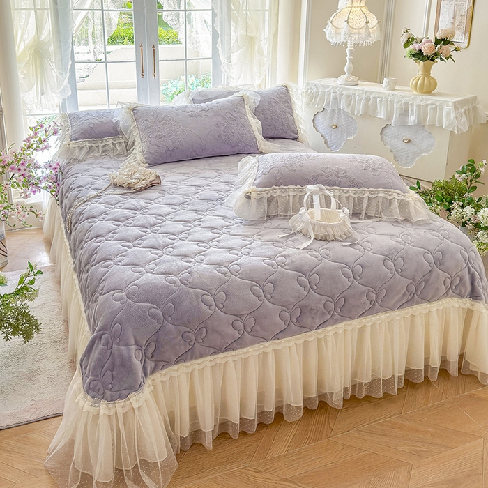 91家纺网 家纺一手货源 找家纺 （总）虹星家纺 2025新款法式雕花牛奶绒花边单床盖-星光碟影