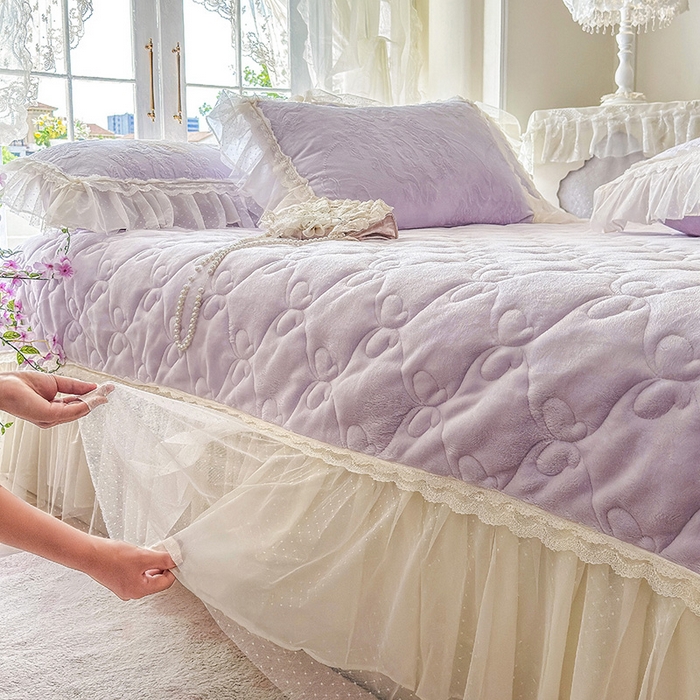 91家纺网 家纺一手货源 找家纺 虹星家纺 2025新款法式雕花牛奶绒花边单床盖-星光碟影 星光蝶影-丁香紫