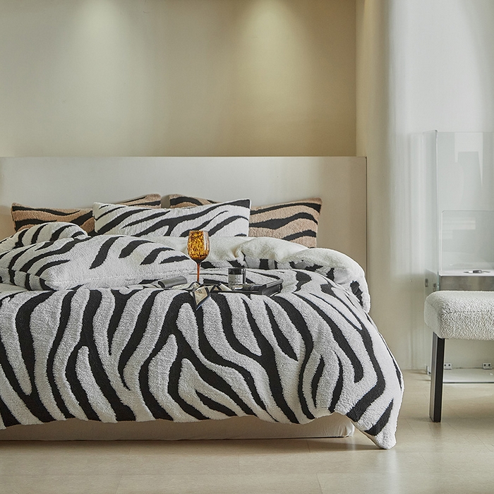 91家纺网 家纺一手货源 找家纺 温宁家纺 2025新款斑马被套毯毛毯盖毯 三件套-斑马纹米白