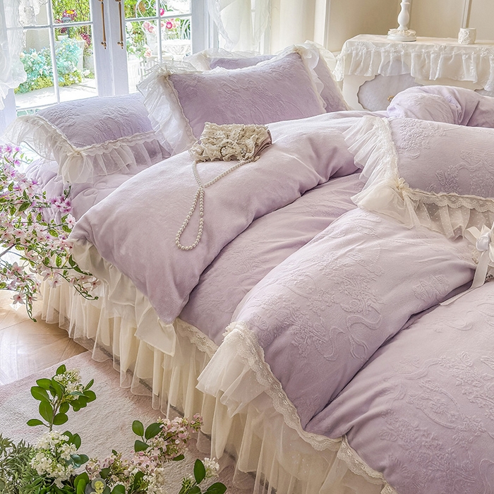 91家纺网 家纺一手货源 找家纺 虹星家纺 2025新款法式雕花牛奶绒花边单床盖-星光碟影 星光蝶影-丁香紫