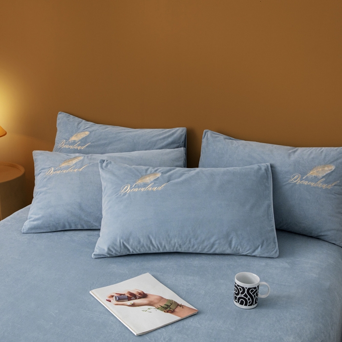 91家纺网 家纺一手货源 找家纺 悦织湾家纺 2025新款水晶绒刺绣羽毛四件套纯色床单被套枕套学生宿舍单双人床三四件套 羽毛-浅蓝