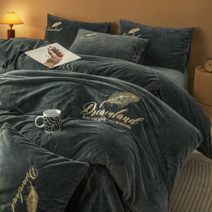 91家纺网 家纺一手货源 找家纺 悦织湾家纺 2025新款水晶绒刺绣羽毛四件套纯色床单被套枕套学生宿舍单双人床三四件套 羽毛-深灰