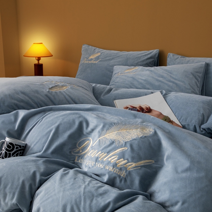 91家纺网 家纺一手货源 找家纺 悦织湾家纺 2025新款水晶绒刺绣羽毛四件套纯色床单被套枕套学生宿舍单双人床三四件套 羽毛-浅蓝