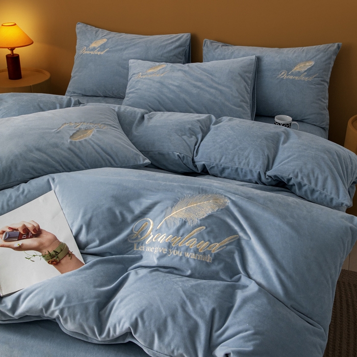 91家纺网 家纺一手货源 找家纺 悦织湾家纺 2025新款水晶绒刺绣羽毛四件套纯色床单被套枕套学生宿舍单双人床三四件套 羽毛-浅蓝