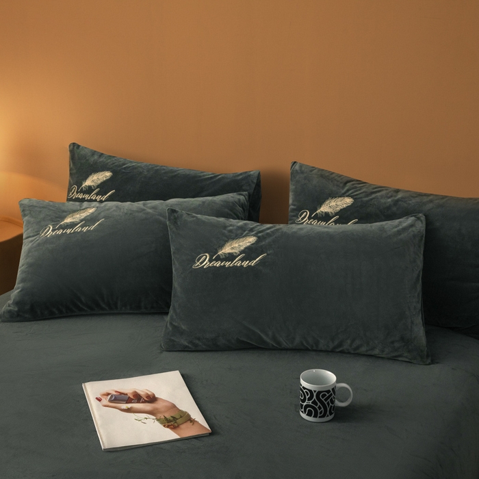 91家纺网 家纺一手货源 找家纺 悦织湾家纺 2025新款水晶绒刺绣羽毛四件套纯色床单被套枕套学生宿舍单双人床三四件套 羽毛-深灰