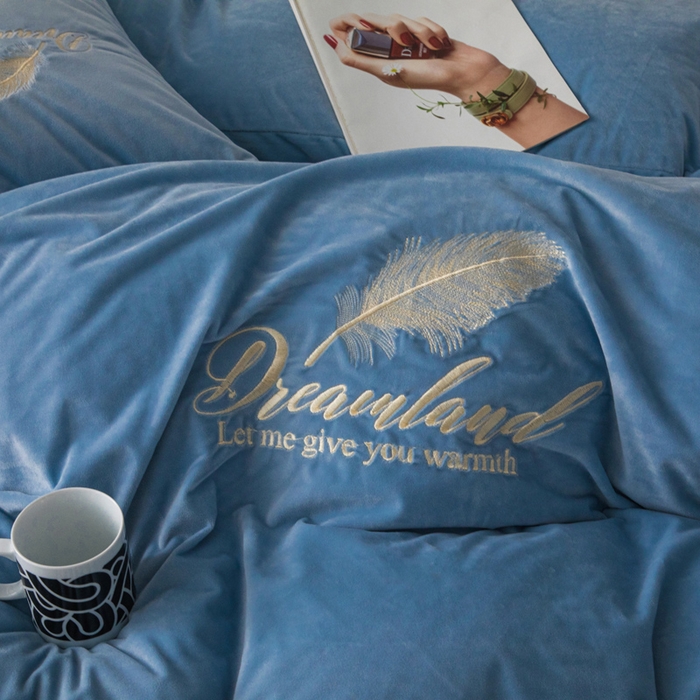 91家纺网 家纺一手货源 找家纺 悦织湾家纺 2025新款水晶绒刺绣羽毛四件套纯色床单被套枕套学生宿舍单双人床三四件套 羽毛-宝蓝