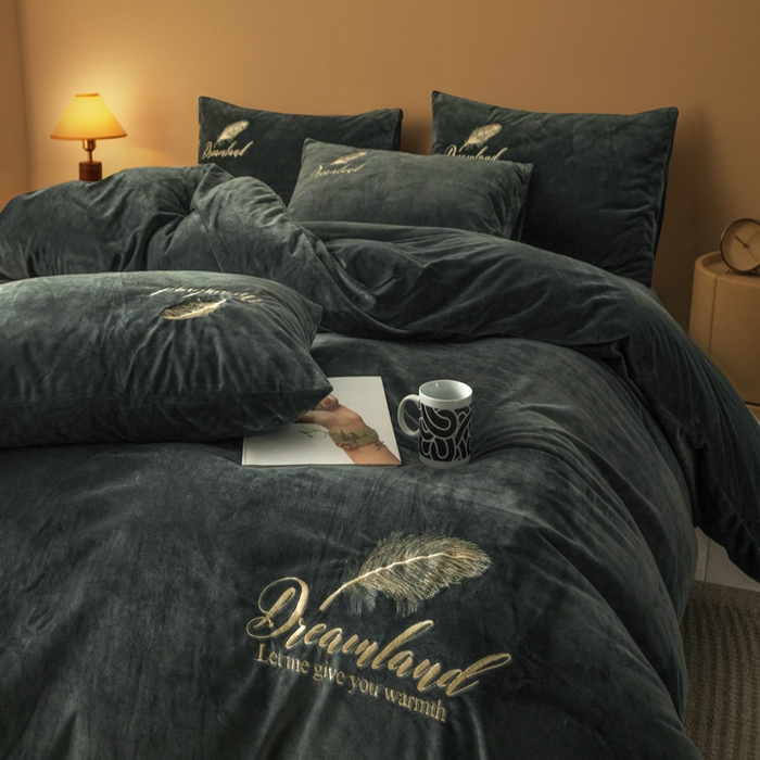 91家纺网 家纺一手货源 找家纺 悦织湾家纺 2025新款水晶绒刺绣羽毛四件套纯色床单被套枕套学生宿舍单双人床三四件套 羽毛-深灰