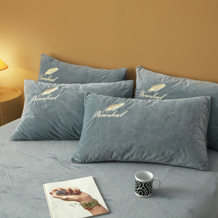 91家纺网 家纺一手货源 找家纺 悦织湾家纺 2025新款水晶绒刺绣羽毛四件套纯色床单被套枕套学生宿舍单双人床三四件套 羽毛-浅灰