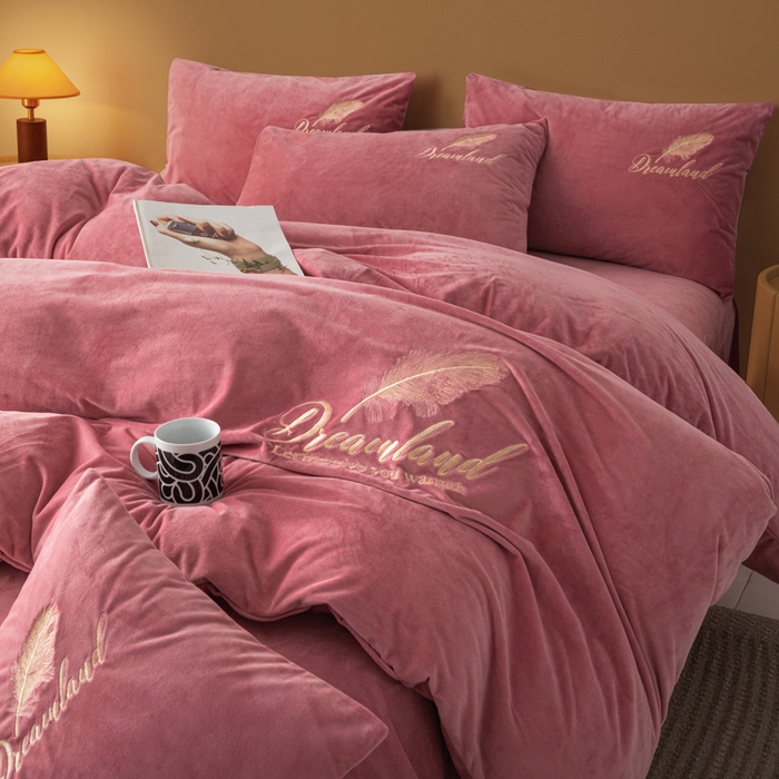 91家纺网 家纺一手货源 找家纺 悦织湾家纺 2025新款水晶绒刺绣羽毛四件套纯色床单被套枕套学生宿舍单双人床三四件套 羽毛-浅豆沙