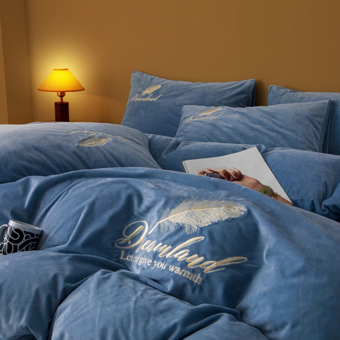 91家纺网 家纺一手货源 找家纺 悦织湾家纺 2025新款水晶绒刺绣羽毛四件套纯色床单被套枕套学生宿舍单双人床三四件套 羽毛-宝蓝