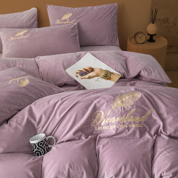 91家纺网 家纺一手货源 找家纺 悦织湾家纺 2025新款水晶绒刺绣羽毛四件套纯色床单被套枕套学生宿舍单双人床三四件套 羽毛-浅紫