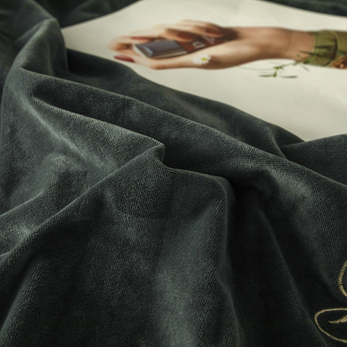 91家纺网 家纺一手货源 找家纺 悦织湾家纺 2025新款水晶绒刺绣羽毛四件套纯色床单被套枕套学生宿舍单双人床三四件套 羽毛-深灰