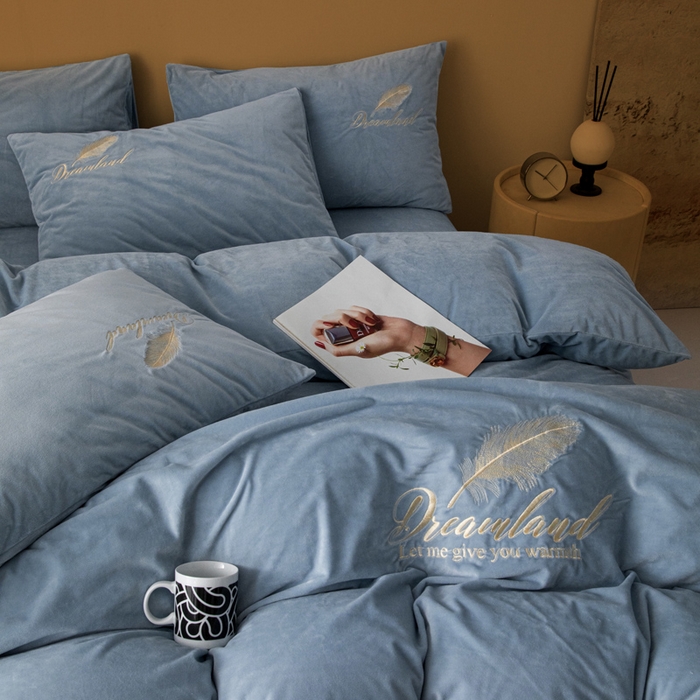 91家纺网 家纺一手货源 找家纺 悦织湾家纺 2025新款水晶绒刺绣羽毛四件套纯色床单被套枕套学生宿舍单双人床三四件套 羽毛-浅蓝