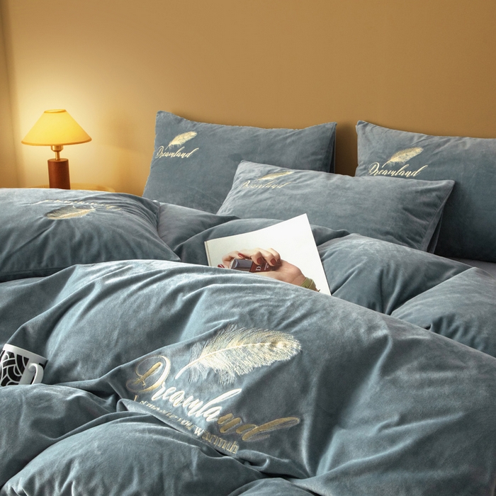 91家纺网 家纺一手货源 找家纺 悦织湾家纺 2025新款水晶绒刺绣羽毛四件套纯色床单被套枕套学生宿舍单双人床三四件套 羽毛-浅灰