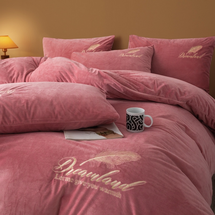 91家纺网 家纺一手货源 找家纺 悦织湾家纺 2025新款水晶绒刺绣羽毛四件套纯色床单被套枕套学生宿舍单双人床三四件套 羽毛-浅豆沙