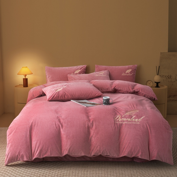 91家纺网 家纺一手货源 找家纺 悦织湾家纺 2025新款水晶绒刺绣羽毛四件套纯色床单被套枕套学生宿舍单双人床三四件套 羽毛-浅豆沙