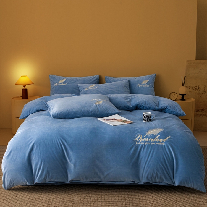 91家纺网 家纺一手货源 找家纺 悦织湾家纺 2025新款水晶绒刺绣羽毛四件套纯色床单被套枕套学生宿舍单双人床三四件套 羽毛-宝蓝