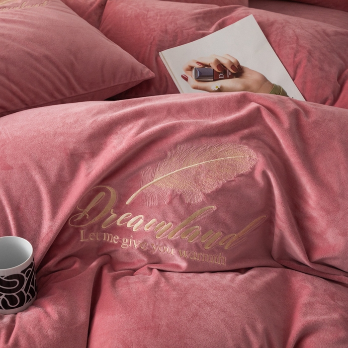 91家纺网 家纺一手货源 找家纺 悦织湾家纺 2025新款水晶绒刺绣羽毛四件套纯色床单被套枕套学生宿舍单双人床三四件套 羽毛-浅豆沙