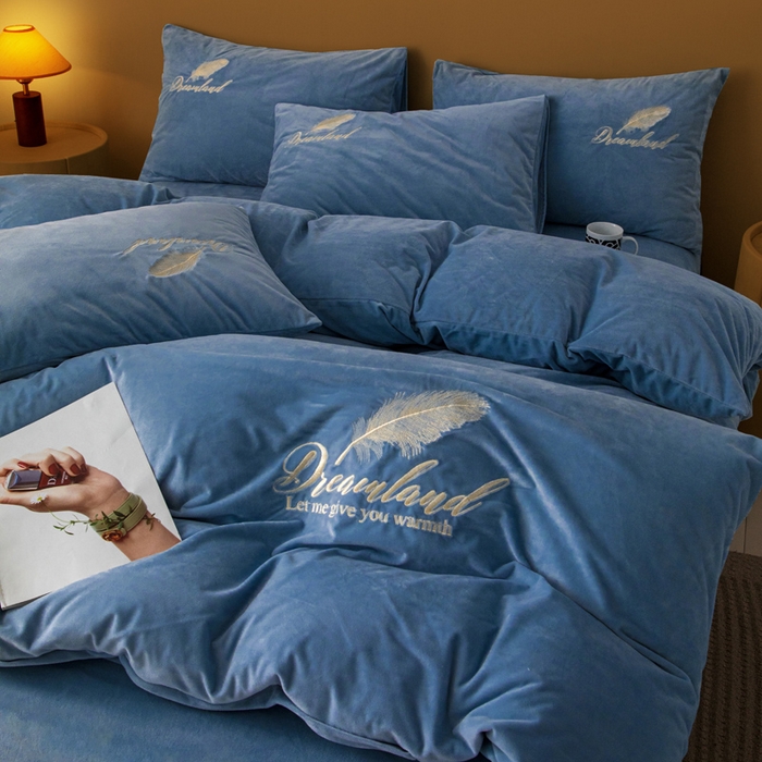 91家纺网 家纺一手货源 找家纺 悦织湾家纺 2025新款水晶绒刺绣羽毛四件套纯色床单被套枕套学生宿舍单双人床三四件套 羽毛-宝蓝