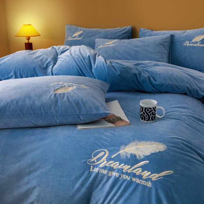 91家纺网 家纺一手货源 找家纺 悦织湾家纺 2025新款水晶绒刺绣羽毛四件套纯色床单被套枕套学生宿舍单双人床三四件套 羽毛-宝蓝
