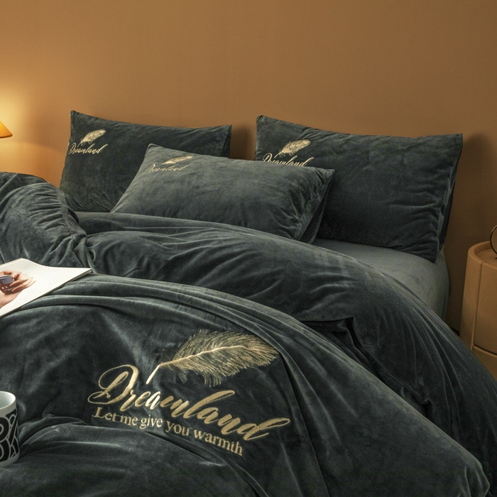 91家纺网 家纺一手货源 找家纺 悦织湾家纺 2025新款水晶绒刺绣羽毛四件套纯色床单被套枕套学生宿舍单双人床三四件套 羽毛-深灰