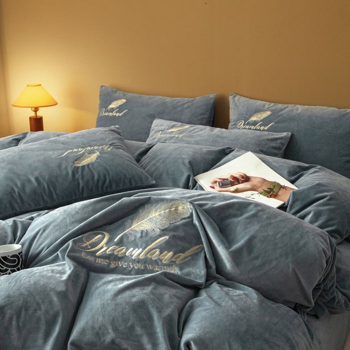 91家纺网 家纺一手货源 找家纺 悦织湾家纺 2025新款水晶绒刺绣羽毛四件套纯色床单被套枕套学生宿舍单双人床三四件套 羽毛-浅灰