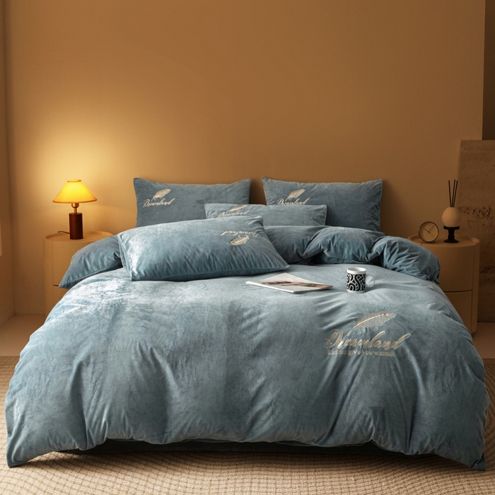 91家纺网 家纺一手货源 找家纺 悦织湾家纺 2025新款水晶绒刺绣羽毛四件套纯色床单被套枕套学生宿舍单双人床三四件套 羽毛-浅灰