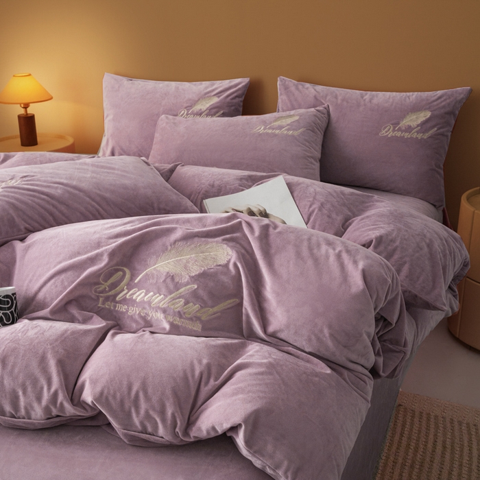 91家纺网 家纺一手货源 找家纺 悦织湾家纺 2025新款水晶绒刺绣羽毛四件套纯色床单被套枕套学生宿舍单双人床三四件套 羽毛-浅紫