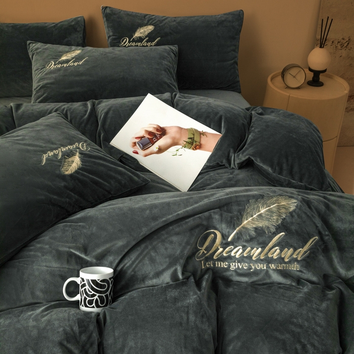 91家纺网 家纺一手货源 找家纺 悦织湾家纺 2025新款水晶绒刺绣羽毛四件套纯色床单被套枕套学生宿舍单双人床三四件套 羽毛-深灰