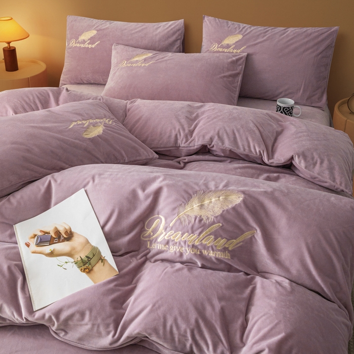 91家纺网 家纺一手货源 找家纺 悦织湾家纺 2025新款水晶绒刺绣羽毛四件套纯色床单被套枕套学生宿舍单双人床三四件套 羽毛-浅紫